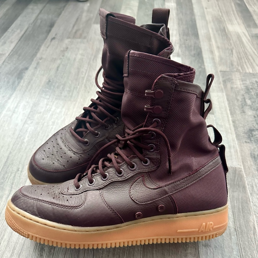Nike boots sz 10